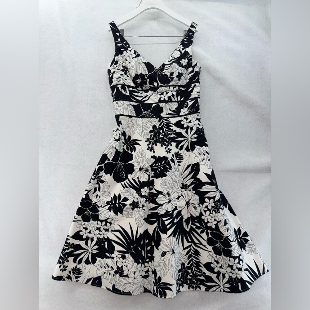 EUC White House Black Market WHBM Black & White Floral Dress Fully Lined size 6